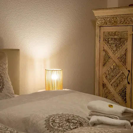 Kleines Ferienhaeuschen Im Garten *