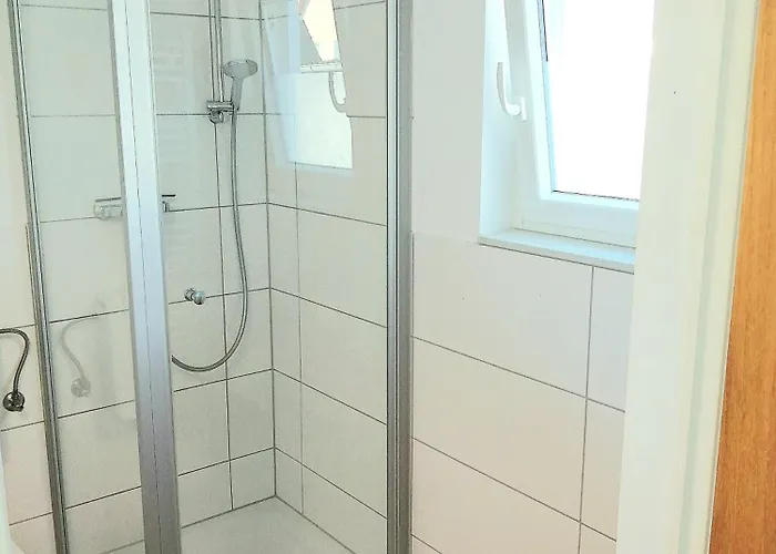 Kleines Ferienhaeuschen Im Garten *