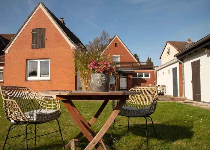 Kleines Ferienhaeuschen Im Garten *